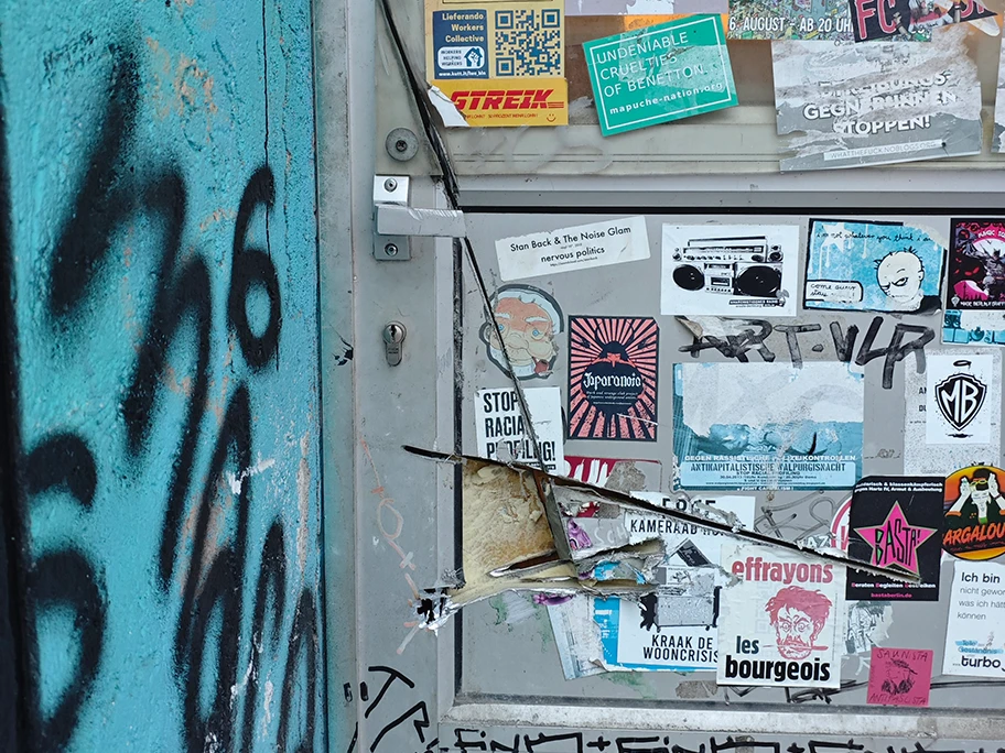 Unsere Türe nach der Razzia.